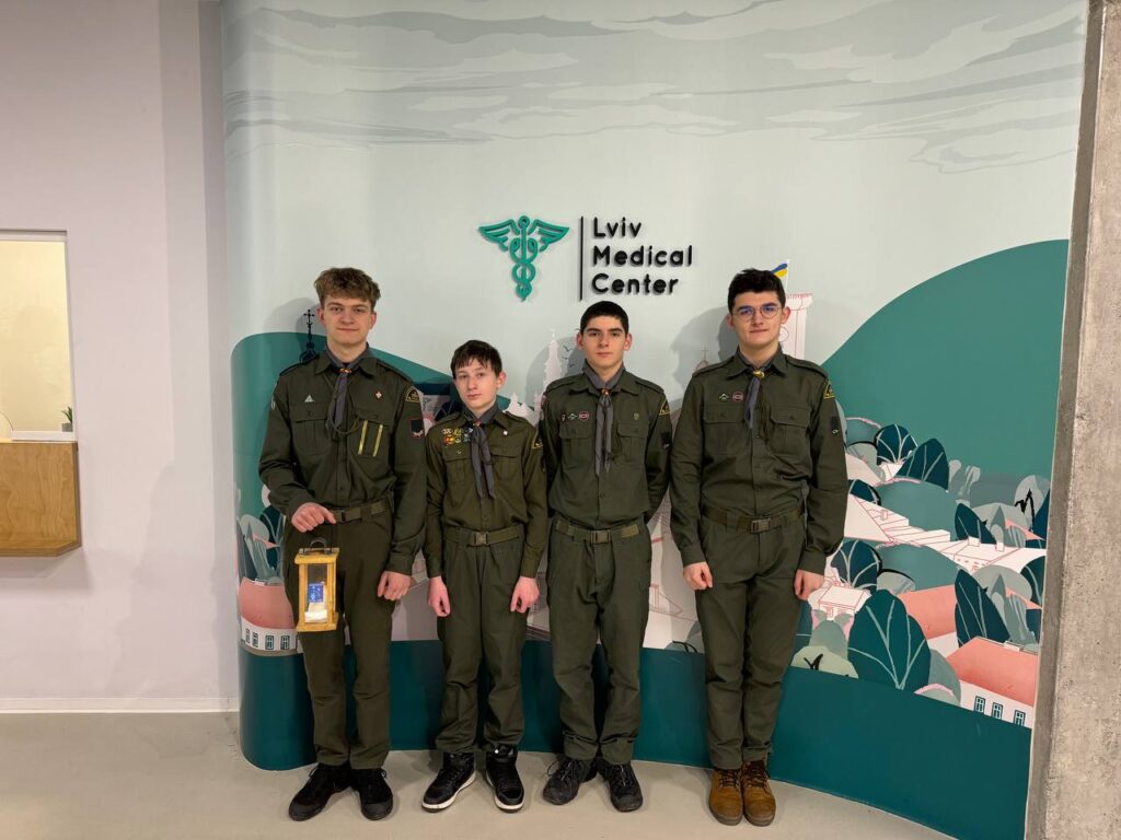 Пластуни передали Вифлеємський вогонь миру колективу Lviv Medical Center | Lviv Medical Center | Львів Медікал Центр | ЛМЦ