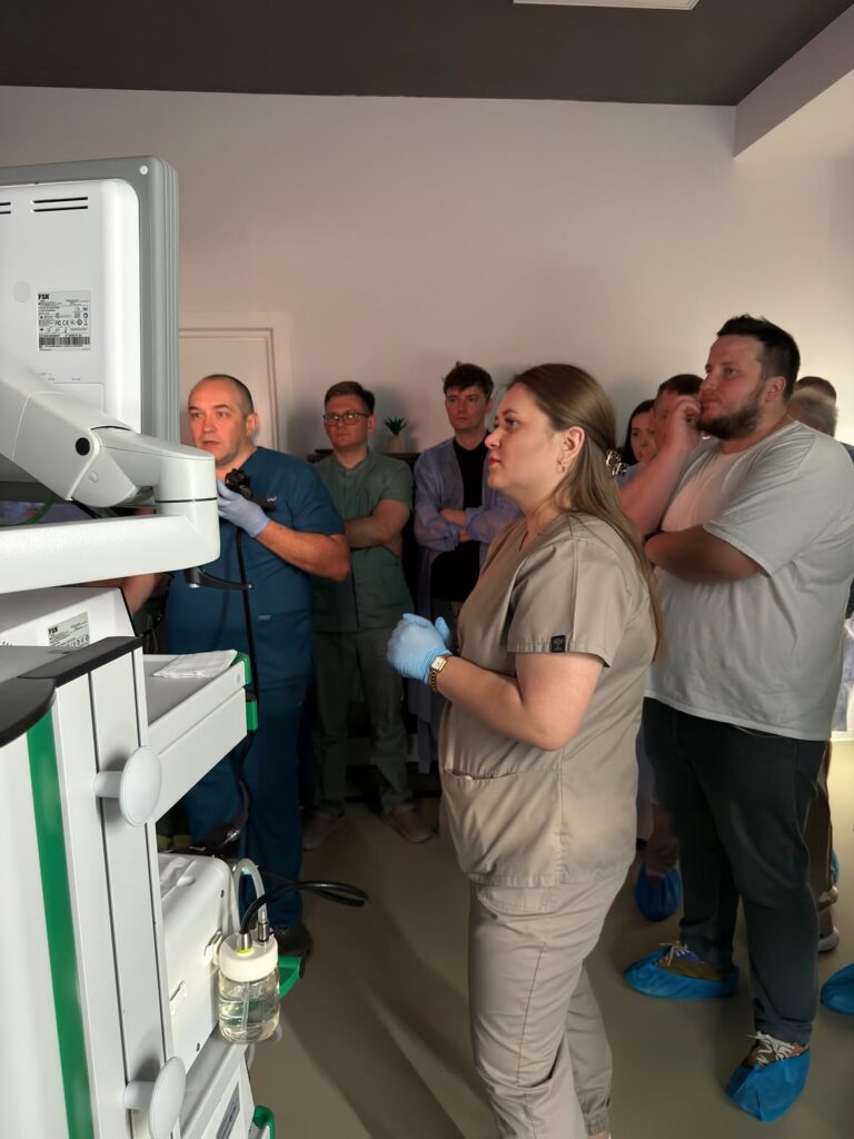 Учасники курсу спостерігають за роботою ендоскопічного обладнання під час практичної частини навчання